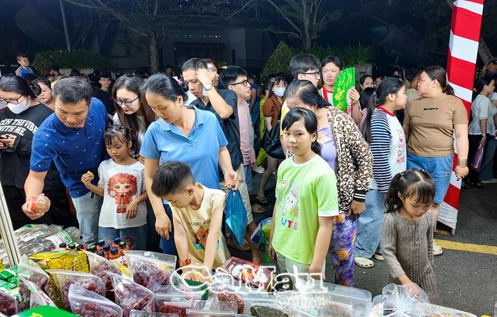 Các gian hàng OCOP thu hút đông khách, không khí mua bán sôi động.