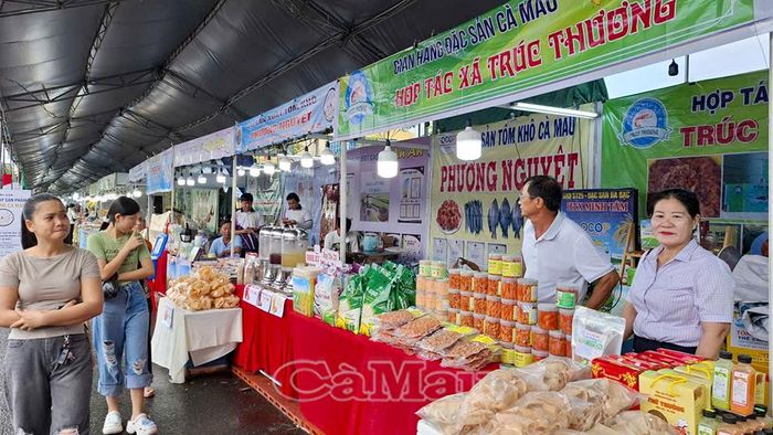 Bánh phồng tôm, tôm khô, cá khô - những sản phẩm đặc trưng của Cà Mau được giới thiệu tại Hội chợ Thương mại, Ẩm thực và OCOP.