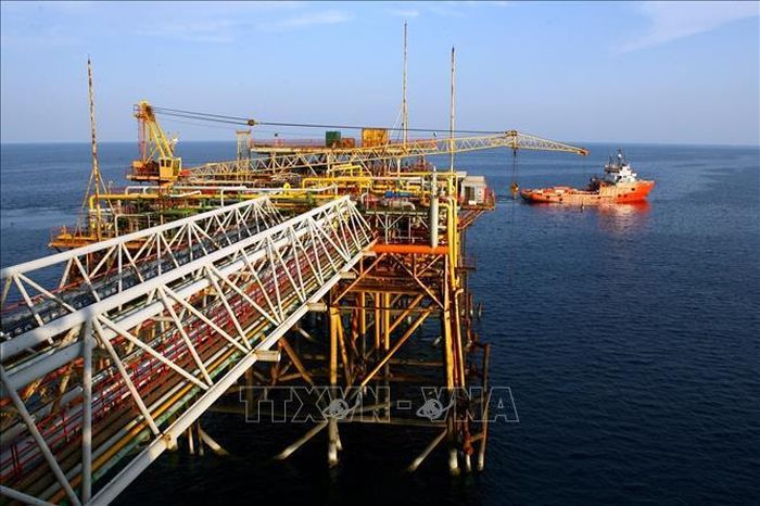 Việc ban hành Thông tư số 44/2026/TT-NHNN nhằm hoàn thiện cơ sở pháp lý về quản lý ngoại hối đối với hoạt động đầu tư ra nước ngoài trong lĩnh vực dầu khí. Ảnh: TTXVN