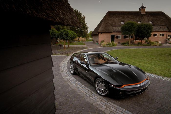  Khoang hành lý được hoàn thiện bằng da cognac, carbon và các chi tiết nhôm gia công riêng. Ảnh: Niels van Roij Design. 