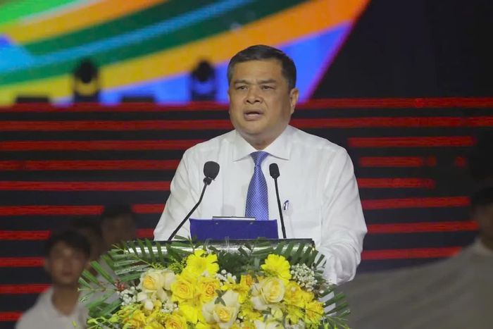 Ông Nguyễn Văn Bảy, Giám đốc Sở Văn hóa, Thể thao và Du lịch, Trưởng Ban Tổ chức báo cáo mục đích, ý nghĩa của Đại hội và công tác tổ chức thi đấu các môn thể thao - Ảnh: Văn Vĩnh