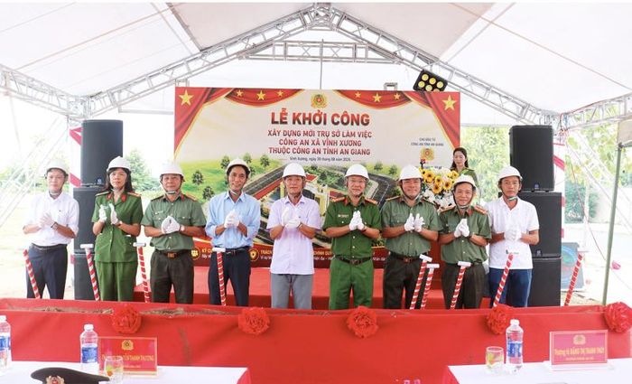 Đại biểu thực hiện nghi thức khởi công. Ảnh: Anh Túc.