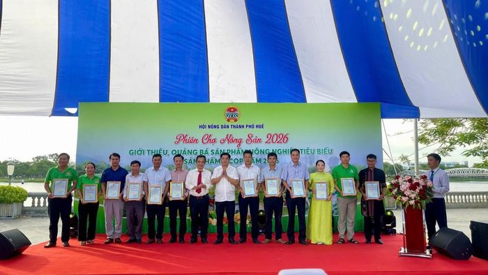 Ban Tổ chức trao Giấy chứng nhận tham gia Phiên chợ cho các đơn vị, cơ sở sản xuất, kinh doanh.