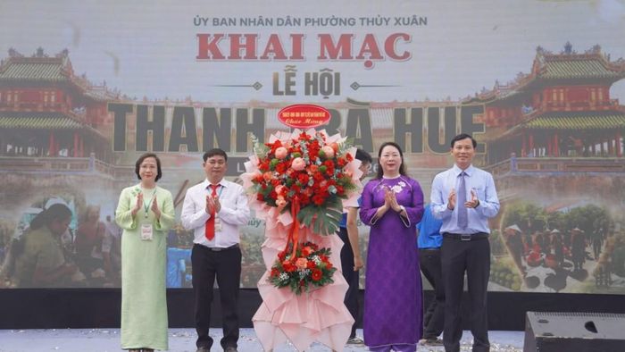 Thành ủy, HĐND, UBND, Ủy ban MTTQ Việt Nam thành phố Huế đã gửi tặng lẵng hoa chúc mừng