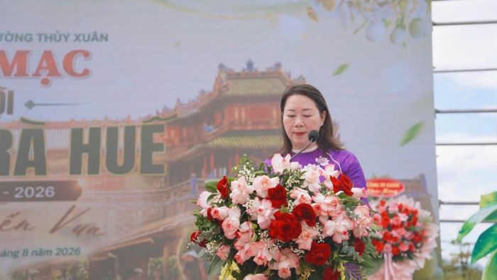 Đồng chí Nguyễn Thị Ái Vân - Ủy viên Ban Thường vụ Thành ủy, Phó Chủ tịch Thường trực Ủy ban MTTQ Việt Nam thành phố Huế phát biểu chúc mừng