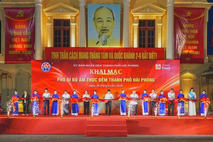 Lãnh đạo TP Hải Phòng cắt băng khai mạc. Ảnh nguồn CTTTP