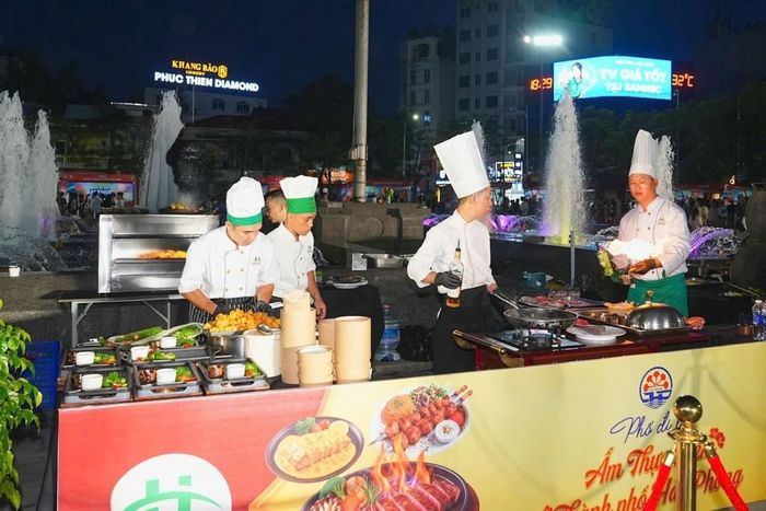 Trình diễn trực tiếp kỹ thuật chế biến các món ăn đặc sản. Ảnh nguồn CTTTP