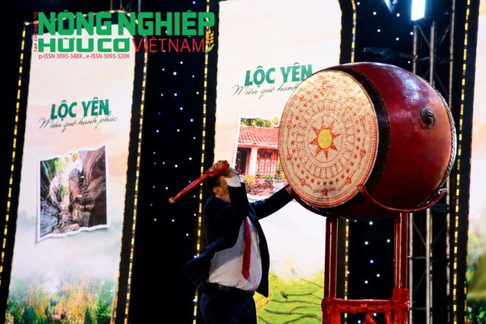Bí thư Đảng ủy xã Thạnh Bình Trần Ngọc Tài đánh trống khai hội Lộc Yên lần thứ V năm 2026.