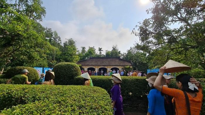 Du khách tham quan, trải nghiệm không gian xanh tại Làng cổ Lộc Yên, xã Thạnh Bình, thành phố Đà Nẵng.