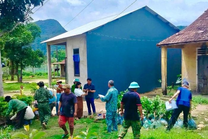 163 hộ dân thuộc 10 thôn trên địa bàn xã được tiếp nhận giống cây ăn quả