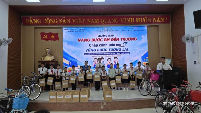 ... và trao 100 suất quà thiết thực cho những học sinh nghèo, hiếu học...