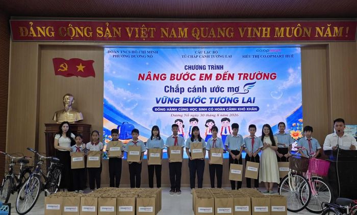 ... và trao 100 suất quà thiết thực cho những học sinh nghèo, hiếu học...
