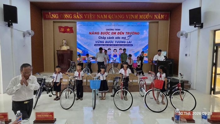 Chương trình đã trao tặng 21 chiếc xe đạp...