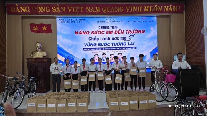 ... và trao 100 suất quà thiết thực cho những học sinh nghèo, hiếu học...