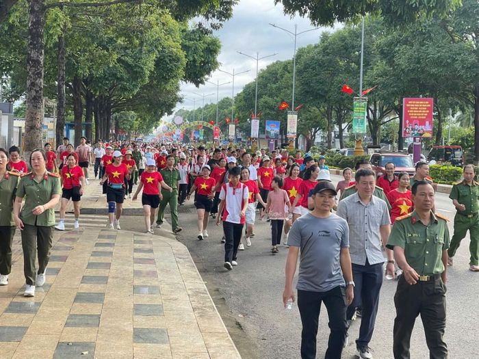  Các đại biểu và đông đảo người dân cùng hòa nhịp trong hành trình đi bộ 2 km tại phường Buôn Ma Thuột. 