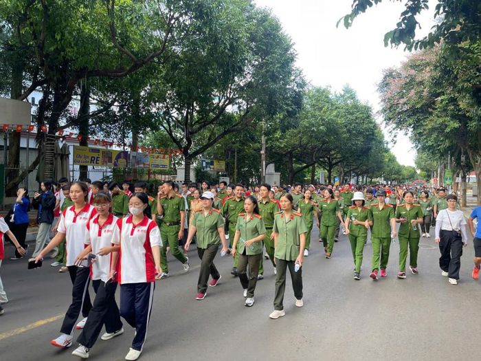  Đoàn người sôi nổi trên các tuyến đường trung tâm phường Buôn Ma Thuột, lan tỏa thông điệp sống khỏe, sống xanh. 