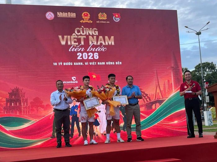  Ban tổ chức trao hoa và giấy chứng nhận cho các vận động viên đạt thành tích tại chương trình “Cùng Việt Nam tiến bước” năm 2026. 