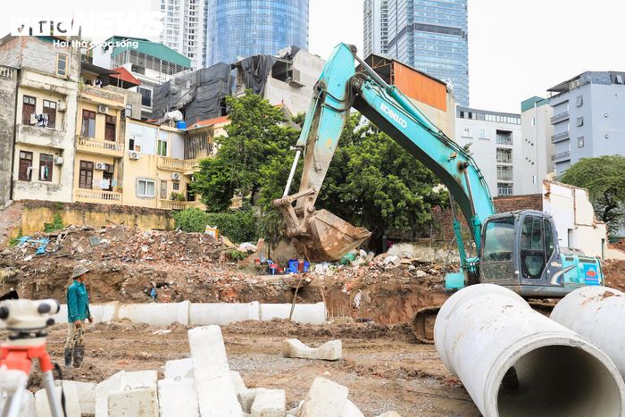 Cách đó không xa, đoạn từ đường Cầu Giấy đến Khu đô thị mới Dịch Vọng cũng đang được nhà thầu tổ chức thi công với nhiều mũi.