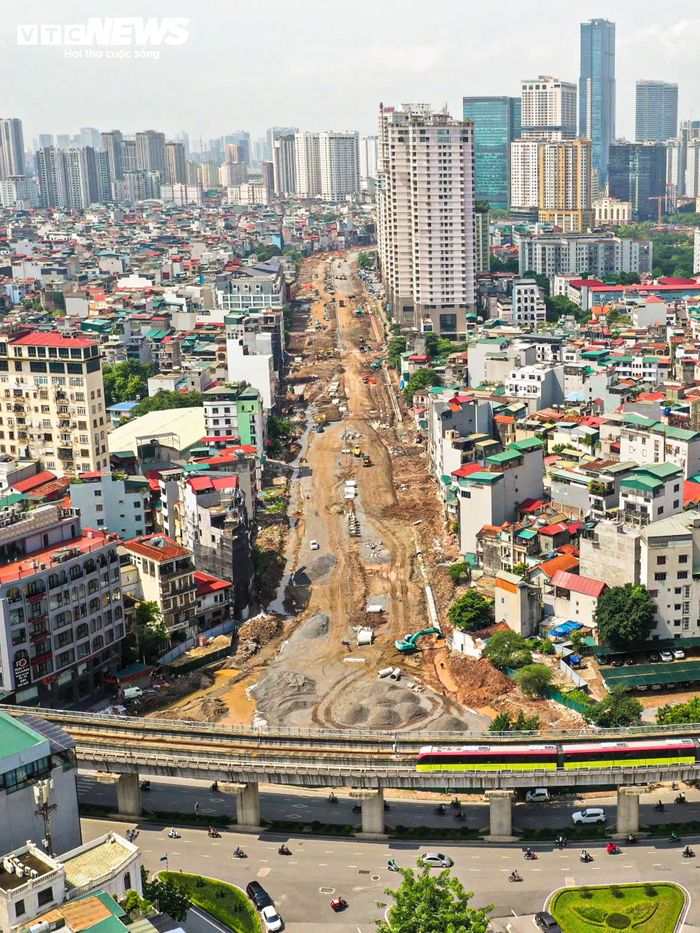 Đoạn Vành đai 2,5 qua phường Cầu Giấy được chia thành hai đoạn để triển khai thi công do vướng mắc về giải phóng mặt bằng. Đoạn thứ nhất dài 420m, từ đường Cầu Giấy đến Khu đô thị mới Dịch Vọng. Đoạn thứ hai dài 710m, từ Khu đô thị mới Dịch Vọng đến đường Dương Đình Nghệ.