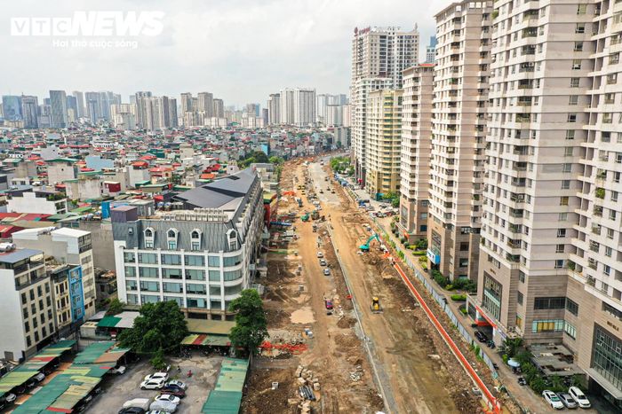 Trong hai đoạn, tuyến từ Khu đô thị mới Dịch Vọng đến đường Dương Đình Nghệ được thi công trước. Đến nay, đoạn đường dài 710m đã đạt hơn 70% khối lượng.