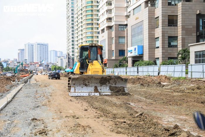 Theo đai diện đơn vị tư vấn giám sát công trình, nhà thầu đang bố trí 4 mũi thi công, với khoảng 50 công nhân cùng máy móc làm việc trên toàn tuyến.