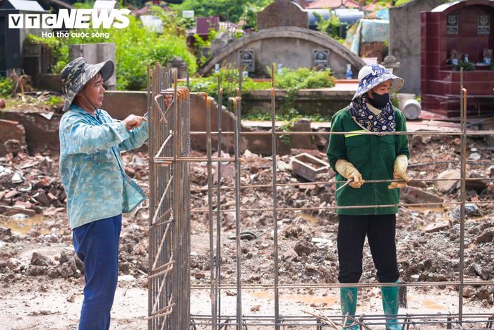 Máy móc đang được huy động để san nền, thi công cống thoát nước và các hạng mục liên quan. Trên công trường, công nhân cũng đang gia công, thi công các cấu kiện dầm sắt phục vụ dự án. 