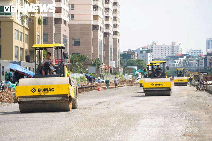 Tại công trường, công nhân đang tập trung hoàn thiện phần mặt đường. Nhiều vị trí hiện rõ nền và hướng tuyến, trong khi các hạng mục còn lại tiếp tục được triển khai.