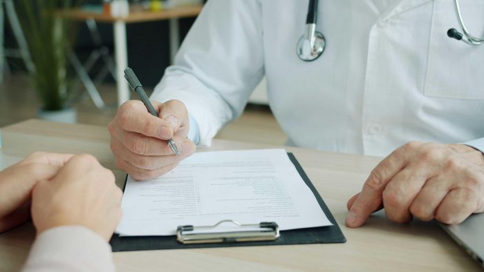 Khối lượng công việc khổng lồ yêu cầu các bác sĩ phải ghi chép nhanh. (Ảnh: iStock)