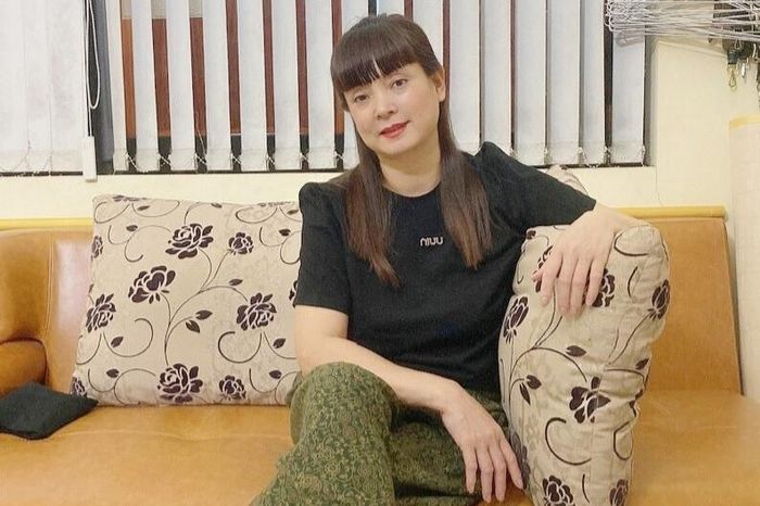 Sau hơn 20 năm ly thân, Lệ Hằng và chồng hoàn tất thủ tục ly hôn ở tuổi 52. Nữ diễn viên cho biết cả hai chia tay trong vui vẻ, chúc phúc cho nhau và cô cảm thấy nhẹ nhõm, thanh thản.