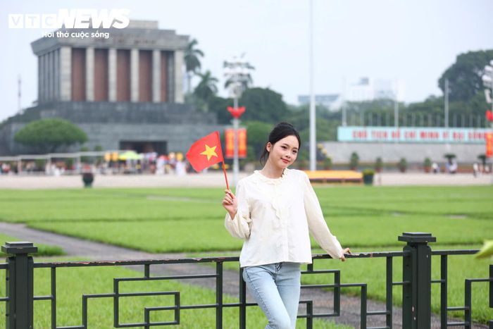 Các nhóm bạn trẻ lần lượt tìm vị trí, chờ đến lượt để có những bức ảnh kỷ niệm trong không khí ngày Quốc khánh.