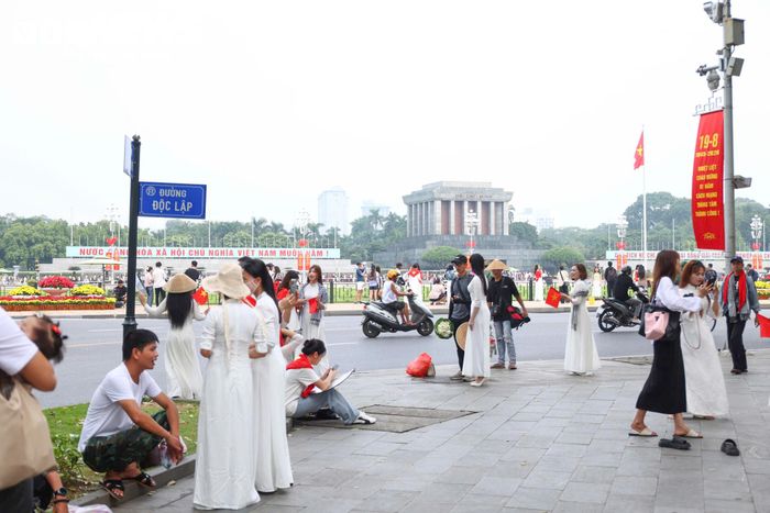 Từ sáng sớm hai ngày đầu kỳ nghỉ lễ Quốc khánh 2/9, khu vực quanh Quảng trường Ba Đình (Hà Nội) đã đông đúc. Dù thời tiết oi bức, nắng gắt khi về trưa, nhiều người dân và du khách vẫn tìm đến tham quan, chụp ảnh.