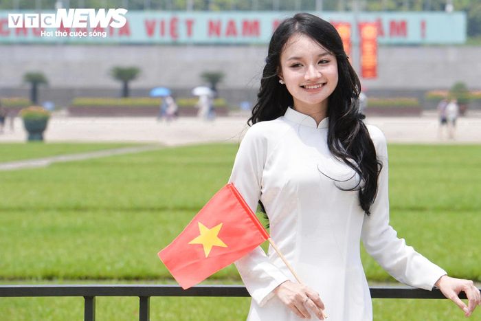Nổi bật giữa dòng người là những tà áo dài trắng, áo dài ngũ thân cách tân cùng trang phục mang sắc đỏ của Quốc kỳ.