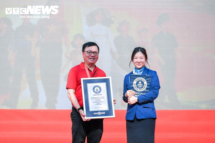 Ông Lê Quốc Minh, Tổng Biên tập Báo Nhân Dân, Phó Trưởng Ban Tuyên giáo Trung ương, Chủ tịch Hội Nhà báo Việt Nam thay mặt Ban tổ chức nhận chứng nhận Kỷ lục Guinness thế giới.