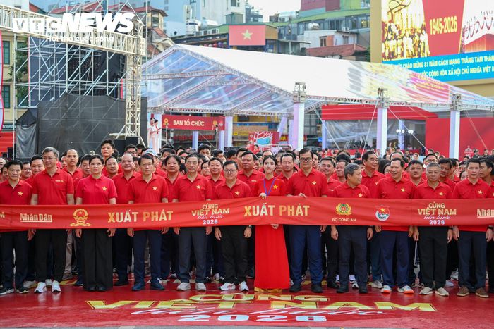 Đại tướng Phan Văn Giang và Đại tướng Lương Tam Quang cùng các đại biểu tham gia đi bộ tại khu vực Hồ Hoàn Kiếm.