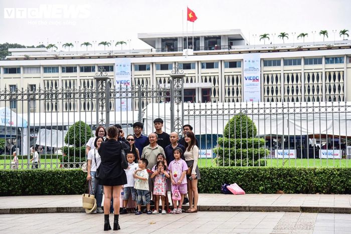 Cách Thảo Cầm Viên khoảng 1 km, khu vực Dinh Độc Lập cũng khá thông thoáng. Du khách đến tham quan không phải xếp hàng dài mua vé, thoải mái tham quan và chụp ảnh lưu niệm.