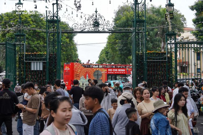 Trong ngày thứ 2 của kỳ nghỉ lễ Quốc khánh 2/9, nhiều địa điểm vui chơi, tham quan tại khu vực trung tâm TP.HCM không xảy ra tình trạng chen chúc, quá tải như thường thấy trong các dịp lễ.