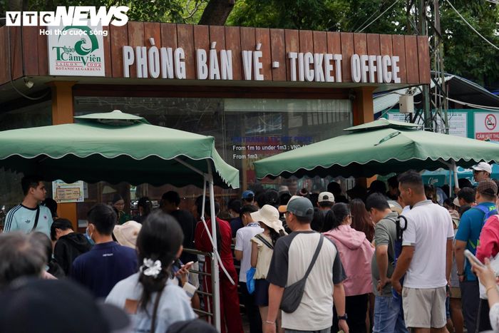 Ghi nhận của PV Báo Điện tử VTC News, tại Thảo Cầm Viên - một trong những điểm tham quan thường thu hút đông người mỗi dịp lễ - lượng khách trong buổi sáng khá đông nhưng không xảy ra cảnh chen chân, xếp hàng kéo dài.
