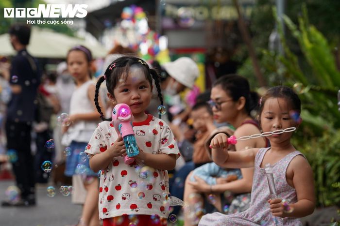 Bên trong khuôn viên, nhiều gia đình đưa con nhỏ đến tham quan, vui chơi. Các em nhỏ thoải mái chạy nhảy, khám phá không gian và các khu vực nuôi dưỡng động vật.