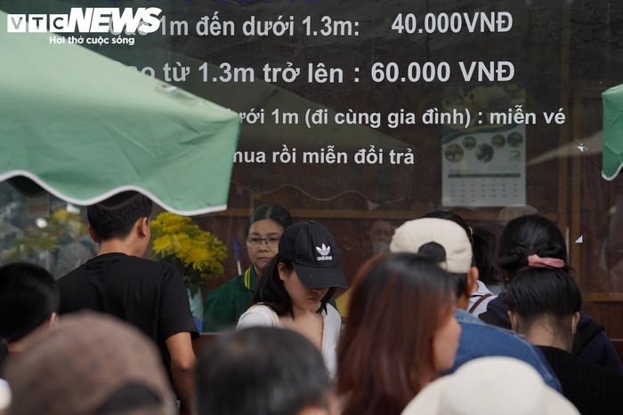 Tại khu vực bán vé, nhiều du khách tập trung nhưng việc mua vé diễn ra tương đối thuận lợi, không còn cảnh phải nhích từng chút một, xếp hàng dài để vào bên trong như những dịp lễ trước.