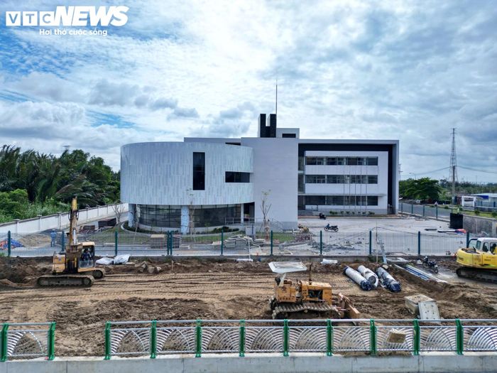 Ghi nhận của PV Báo Điện tử VTC News tại các cống ngăn triều Mương Chuối, Tân Thuận, Phú Định..., các đơn vị thi công vẫn duy trì nhân lực, máy móc làm việc xuyên kỳ nghỉ lễ Quốc khánh 2/9, nhằm đẩy nhanh tiến độ dự án.