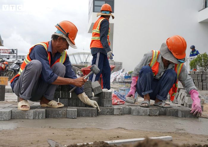 Trong khi đó, tại cống ngăn triều Tân Thuận, nằm ở khu vực cửa sông Kênh Tẻ giao với sông Sài Gòn, không khí thi công diễn ra khẩn trương. Hàng chục công nhân đang tập trung hoàn thiện nhà vận hành, khuôn viên cây xanh và lắp đặt hệ thống điện. Đến nay, công trình đạt khoảng 95% tiến độ.