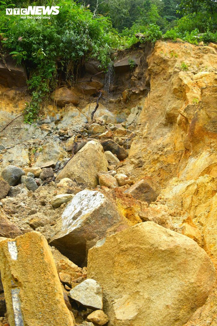 Dọc con đường này, những điểm sạt lở lộ thiên vẫn âm thầm xuất hiện. 