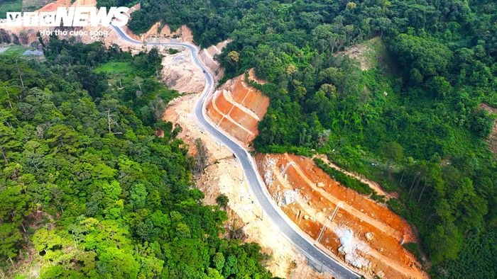 Đường ĐT722 dài khoảng 19km, một số vị trí taluy cao gần 20m bị nước mưa xói lở, tạo thành hàm ếch; nhiều đoạn khác bị nước bào mòn, đất đá nằm chơi vơi.