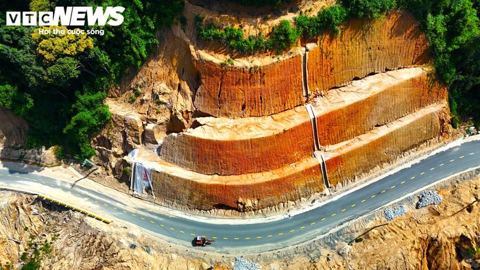 Đất đá ở đây chủ yếu là đất pha cát nên dễ sạt lở khi mưa lớn xuất hiện.