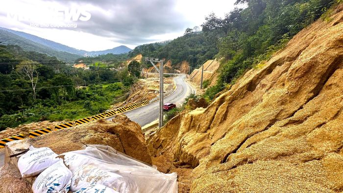 Từ trên cao, đất đá, đồi núi nứt nẻ khắp nơi và theo mưa chảy tràn xuống bên dưới thành những rãnh lớn.