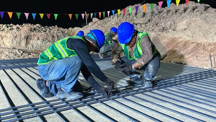 Cán bộ, kỹ sư, người lao động trên công trường tranh thủ từng giờ khi thời tiết thuận lợi, nỗ lực hoàn thành từng hạng mục công việc.