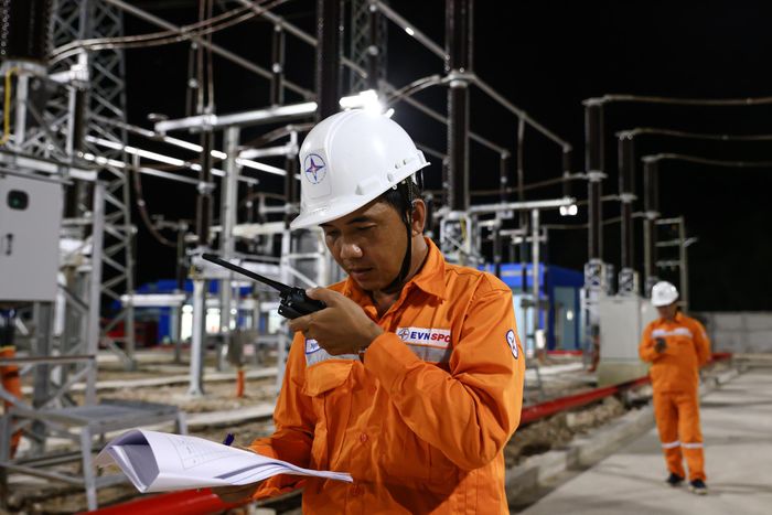 Sau khi đóng điện, cán bộ, kỹ sư EVNSPC tiếp tục kiểm tra, giám sát và hiệu chỉnh để đảm bảo các công trình vận hành an toàn, ổn định tuyệt đối.