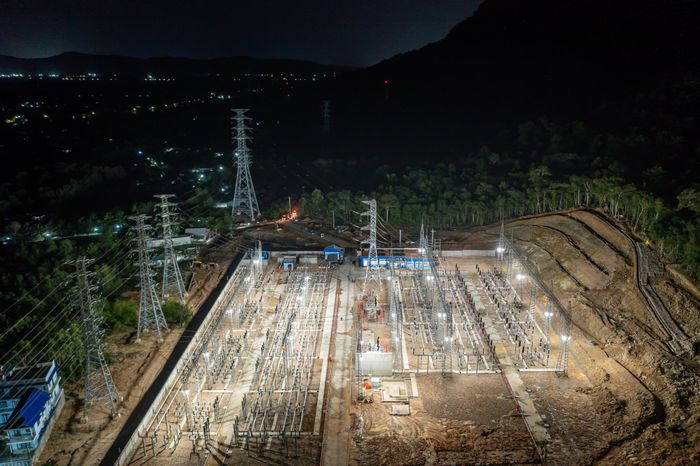 Trạm biến áp 220kV Phú Quốc đóng điện thành công vào 23h30 ngày 19/8/2026. Với tổng mức đầu tư 877,6 tỷ đồng, công trình có quy mô 2 máy 250MVA và 2x19 km đường dây 220kV đấu nối, trong đó phần cáp ngầm dài 2,7km. 