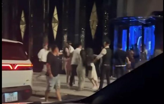 Nhóm khách tiếp tục truy đuổi, hành hung sau khi anh Đạt đã bỏ chạy vào quán bar. (Ảnh cắt từ video)