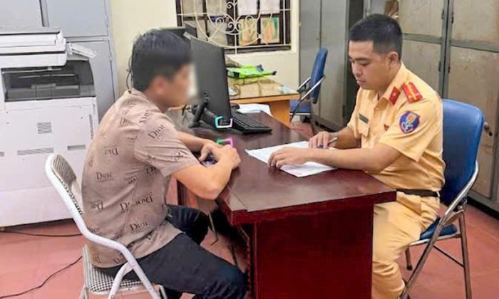 Tài xế N.Q.H. làm việc với lực lượng CSGT. (Ảnh: CACC)